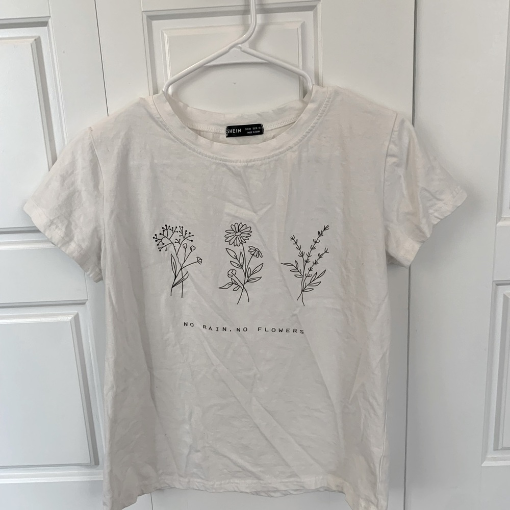 White flower tshirt